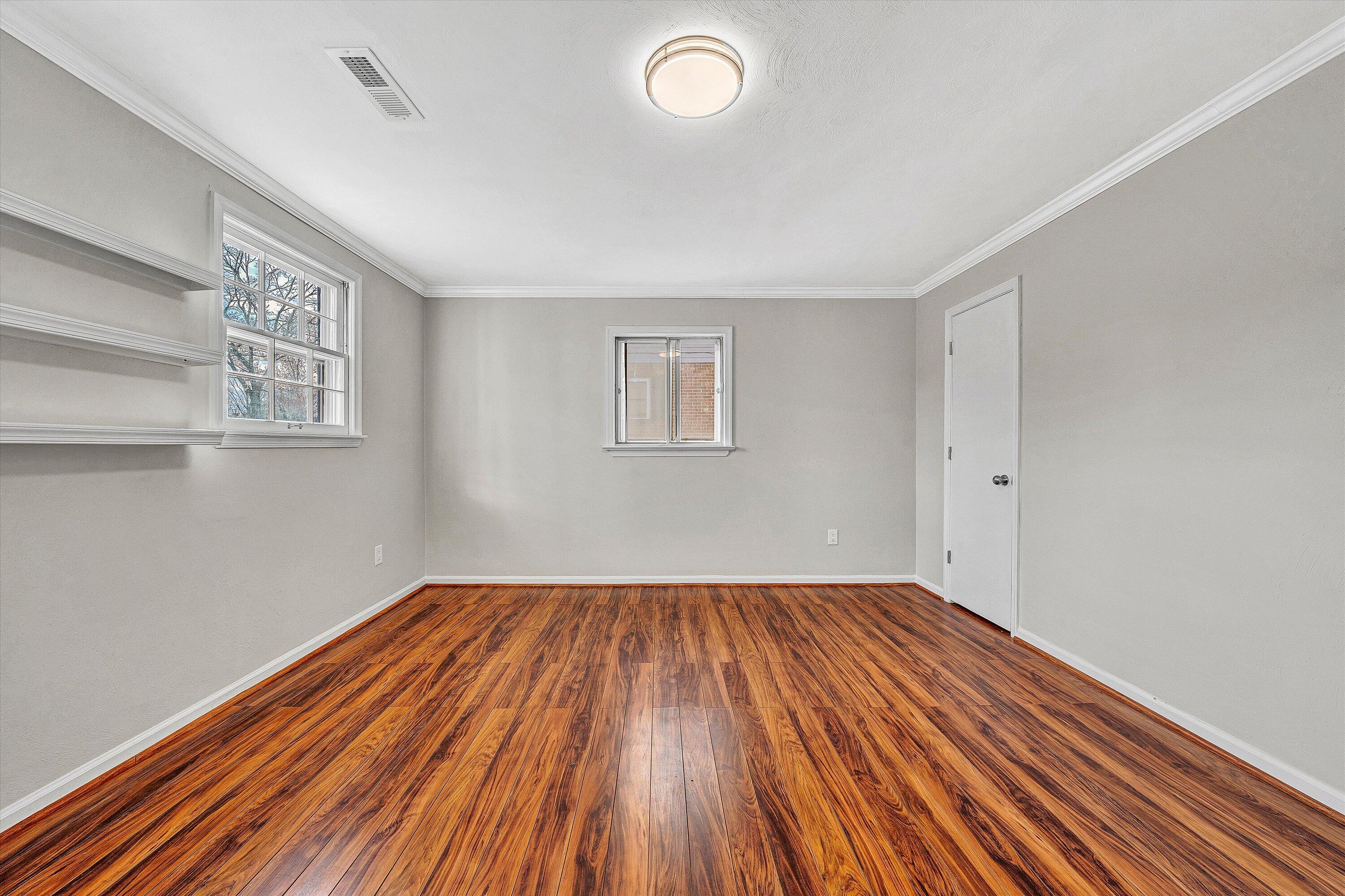 915 Halifax CIR