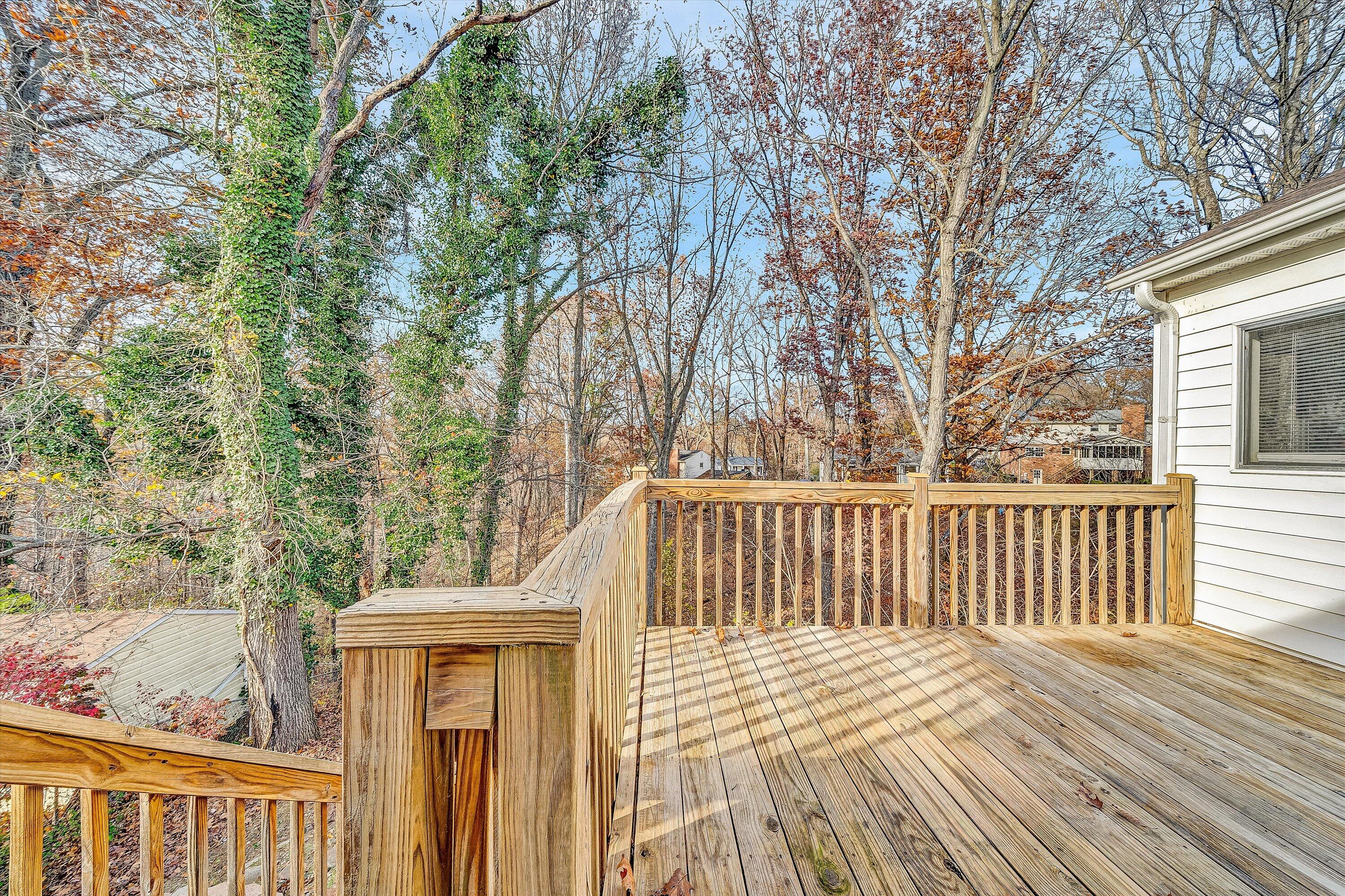 915 Halifax CIR