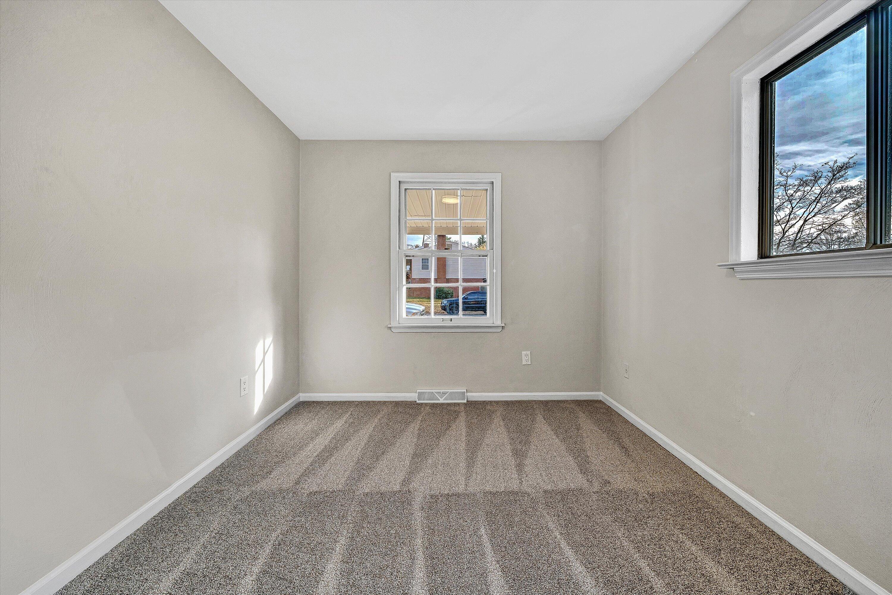 915 Halifax CIR