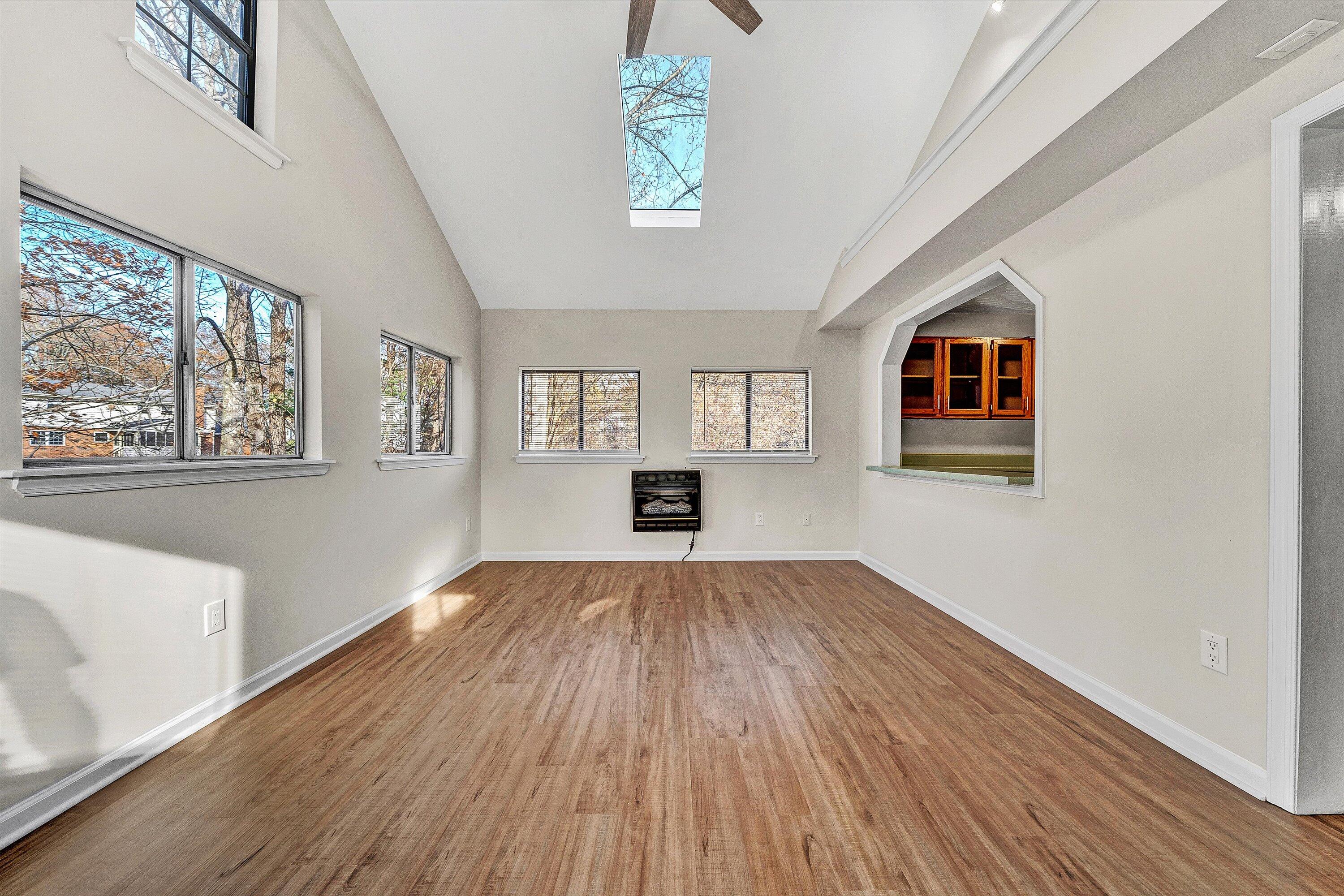 915 Halifax CIR