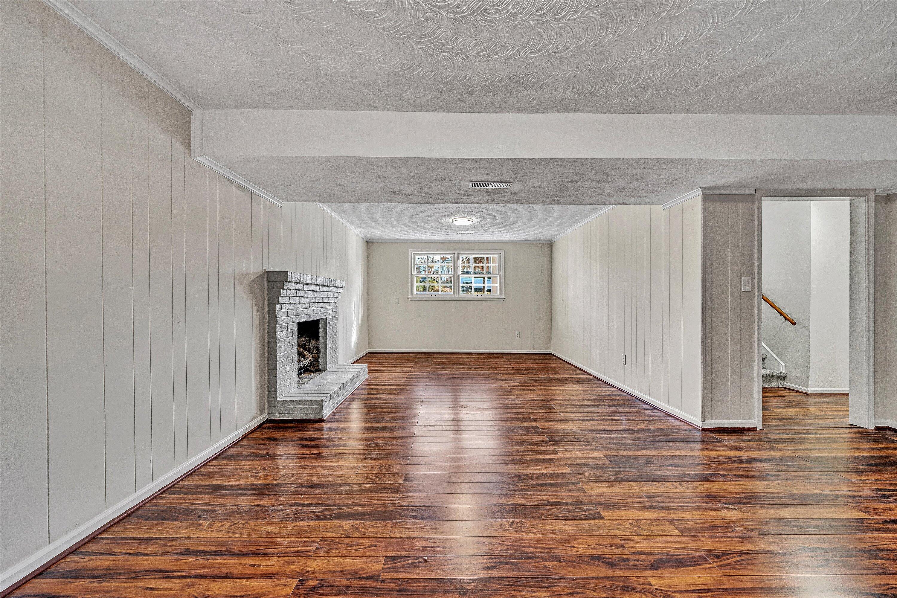 915 Halifax CIR