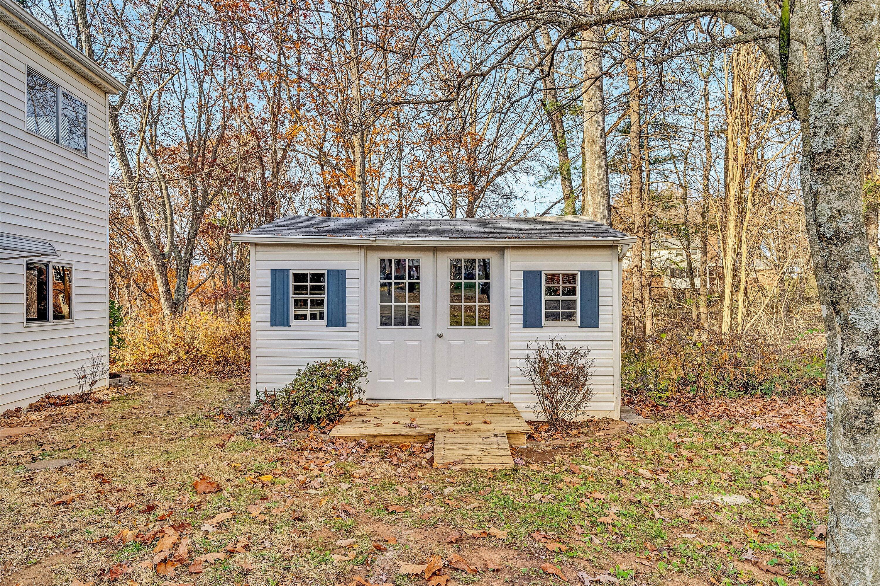 915 Halifax CIR