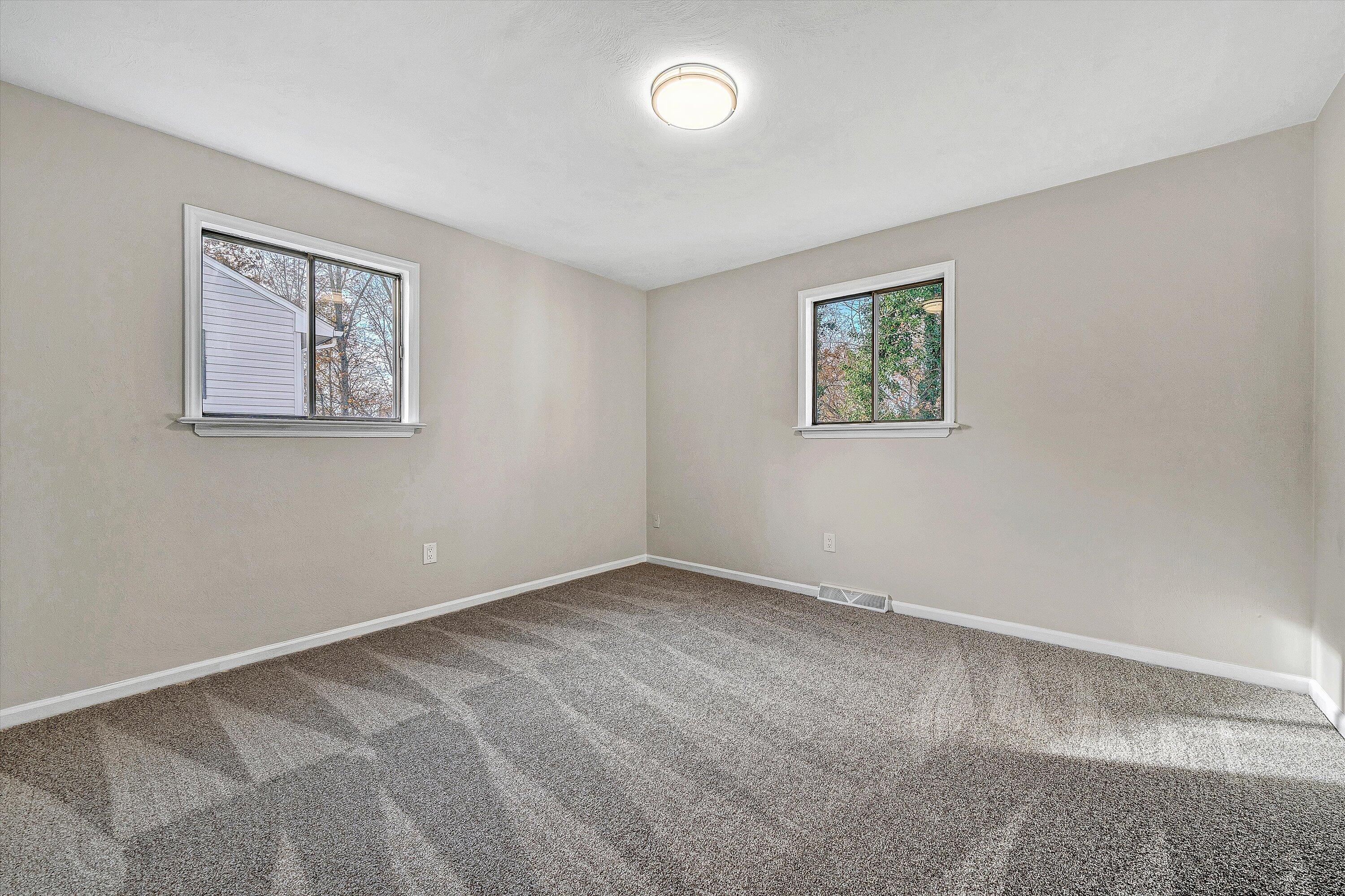 915 Halifax CIR