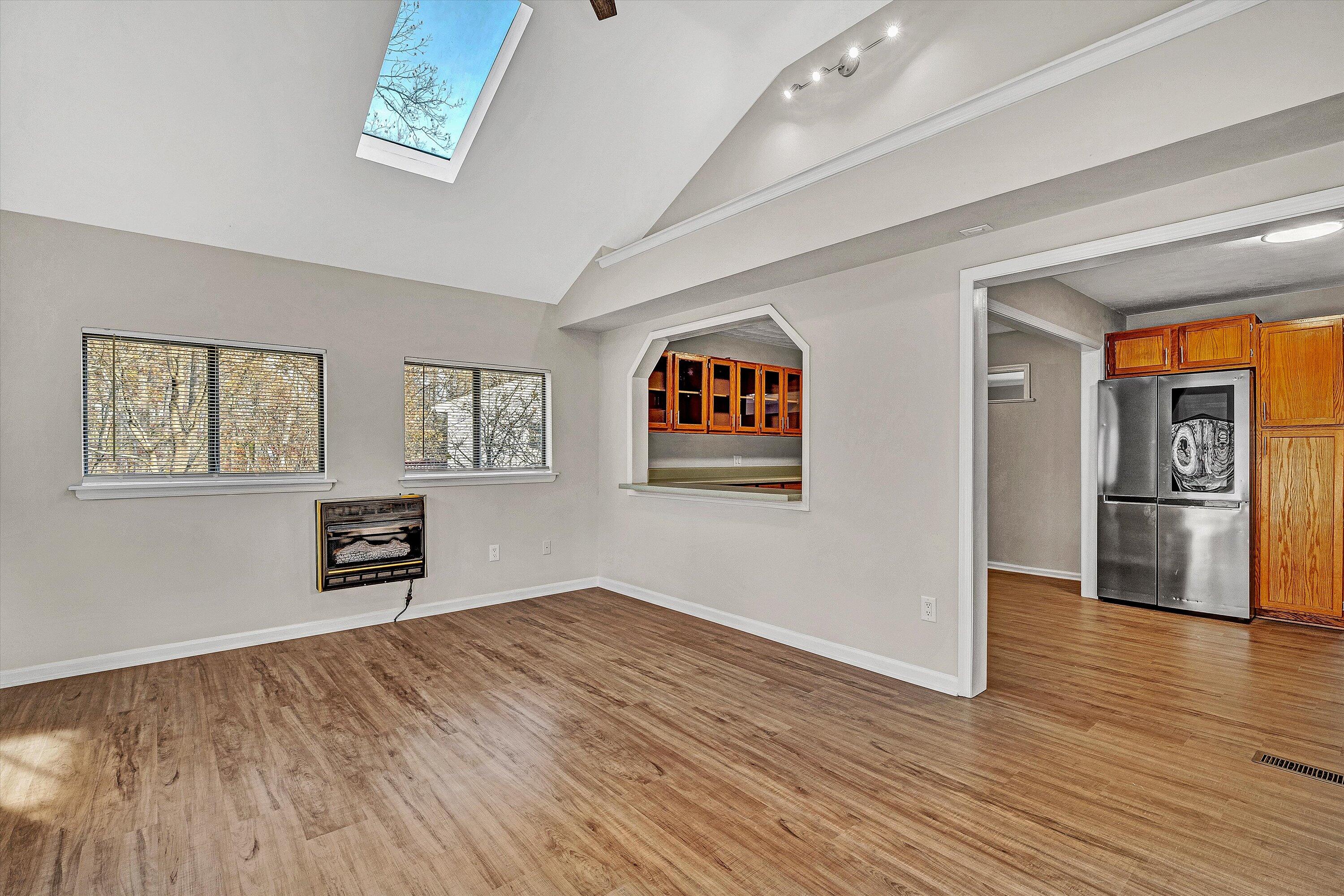 915 Halifax CIR