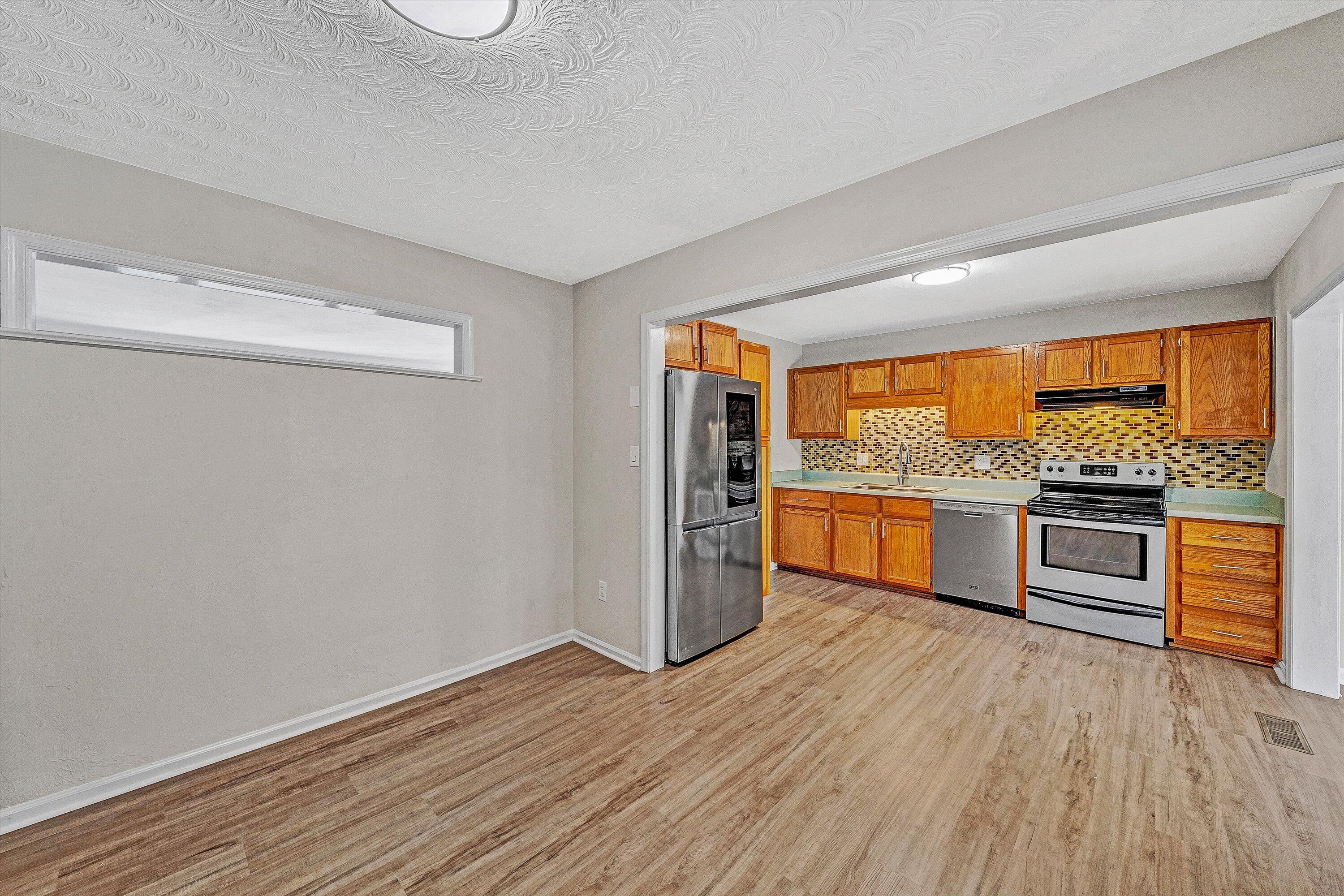 915 Halifax CIR