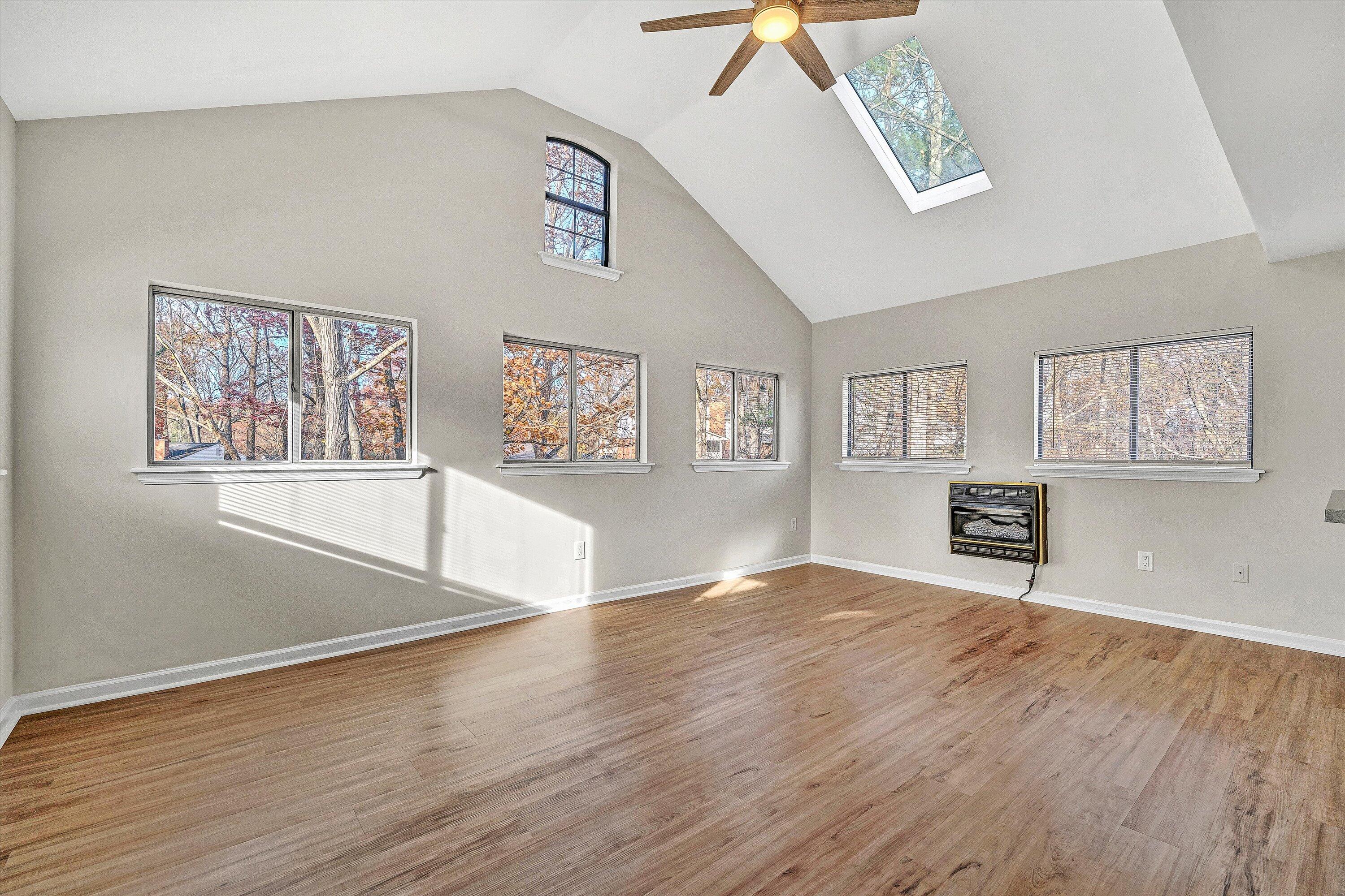 915 Halifax CIR