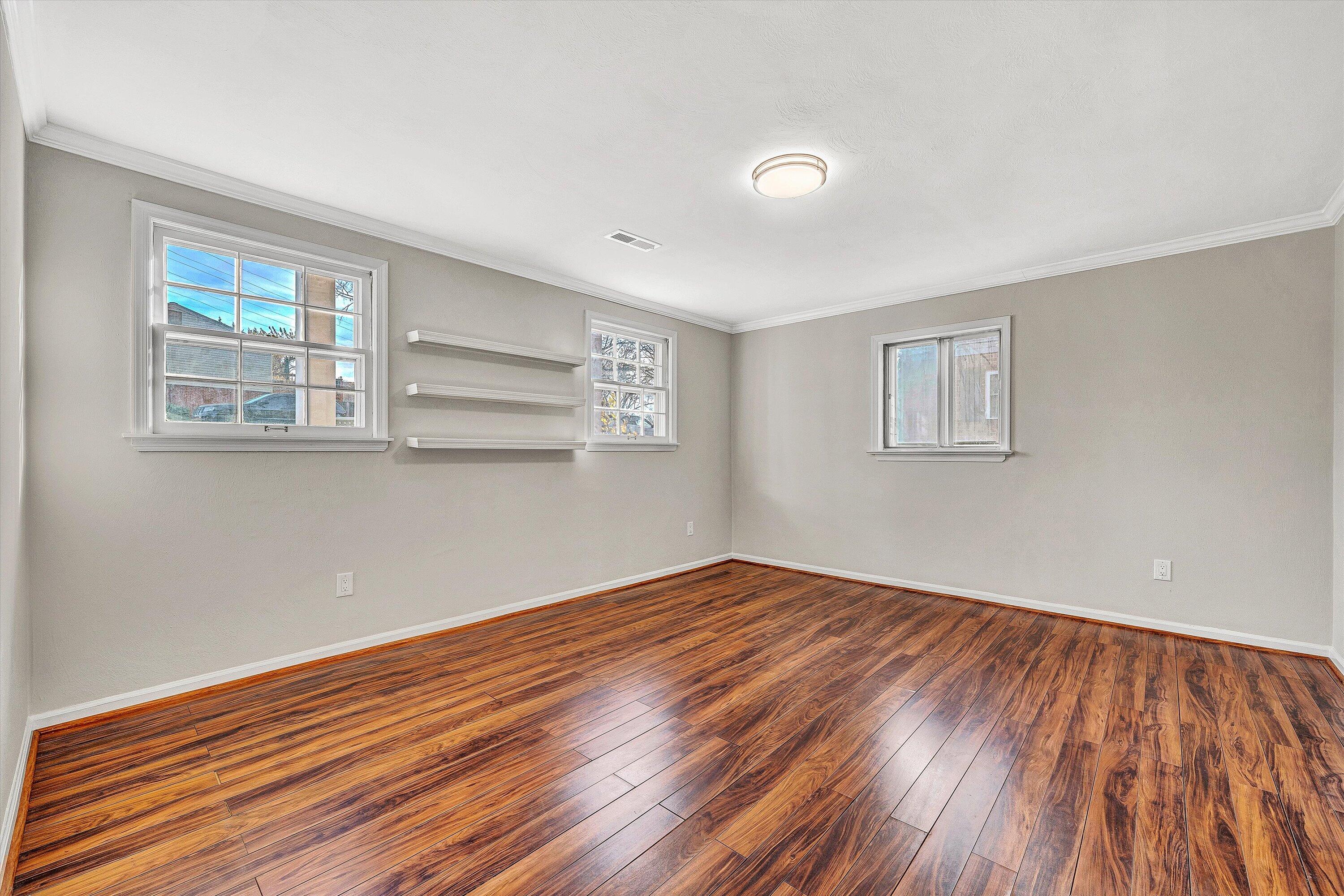 915 Halifax CIR