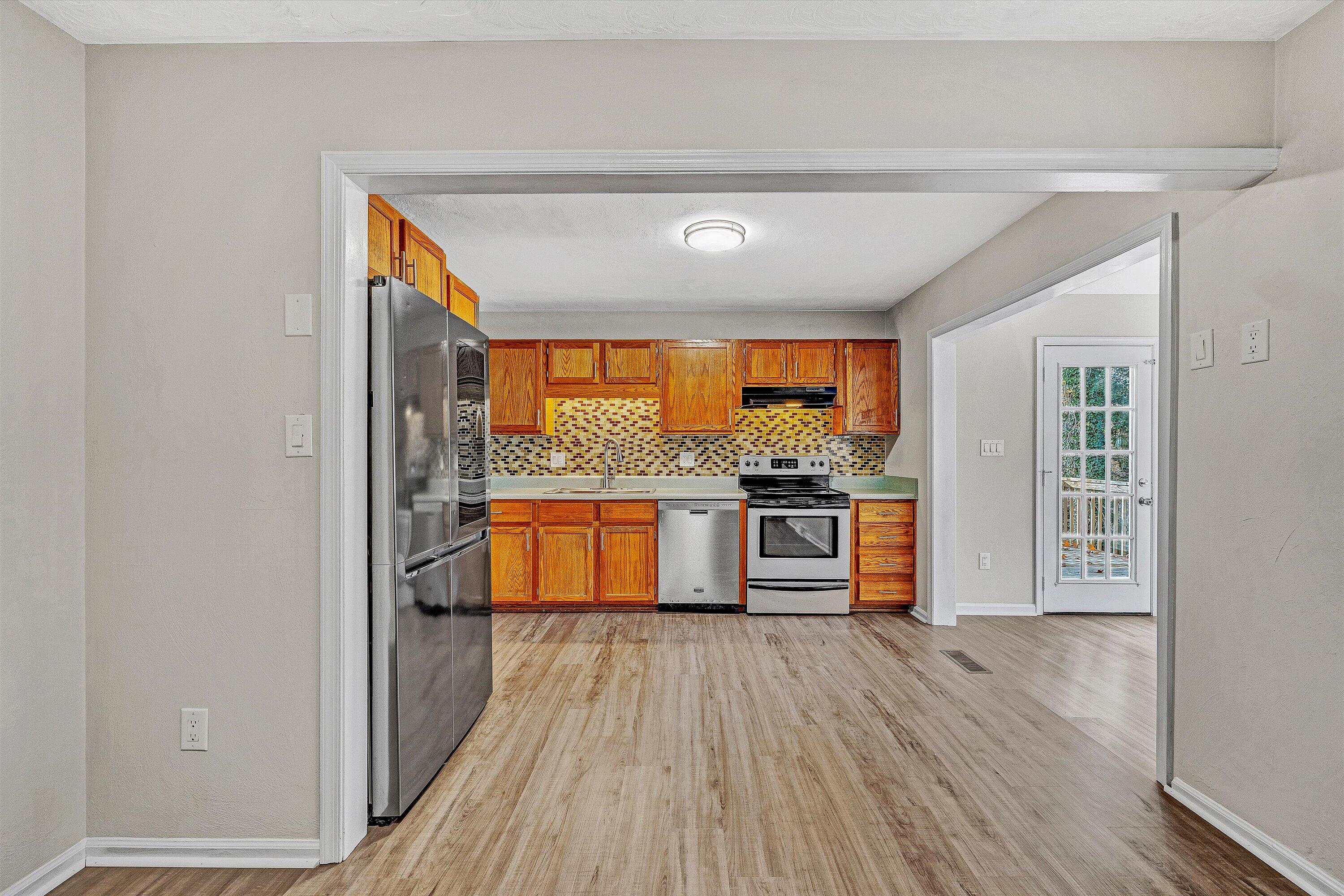 915 Halifax CIR