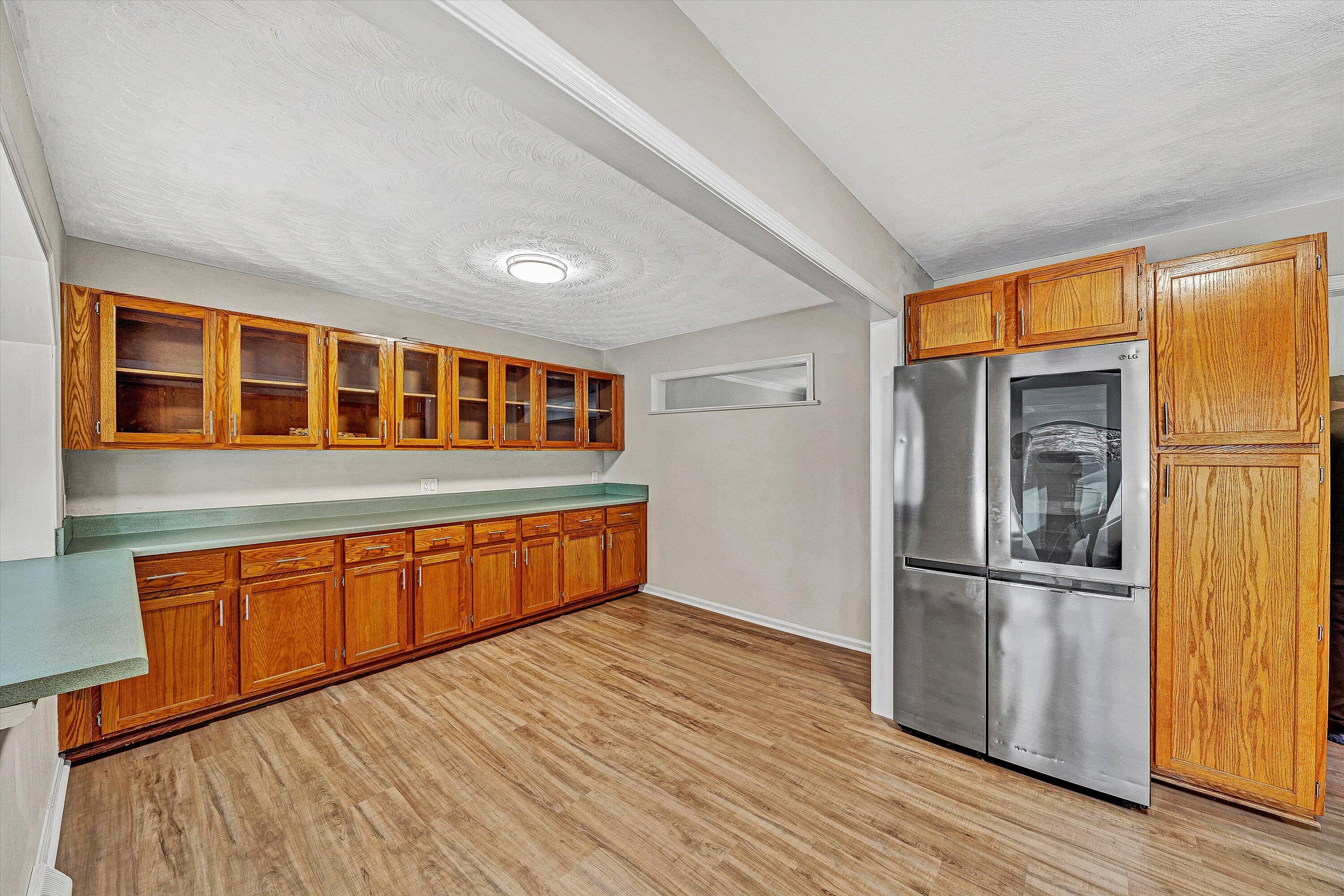 915 Halifax CIR