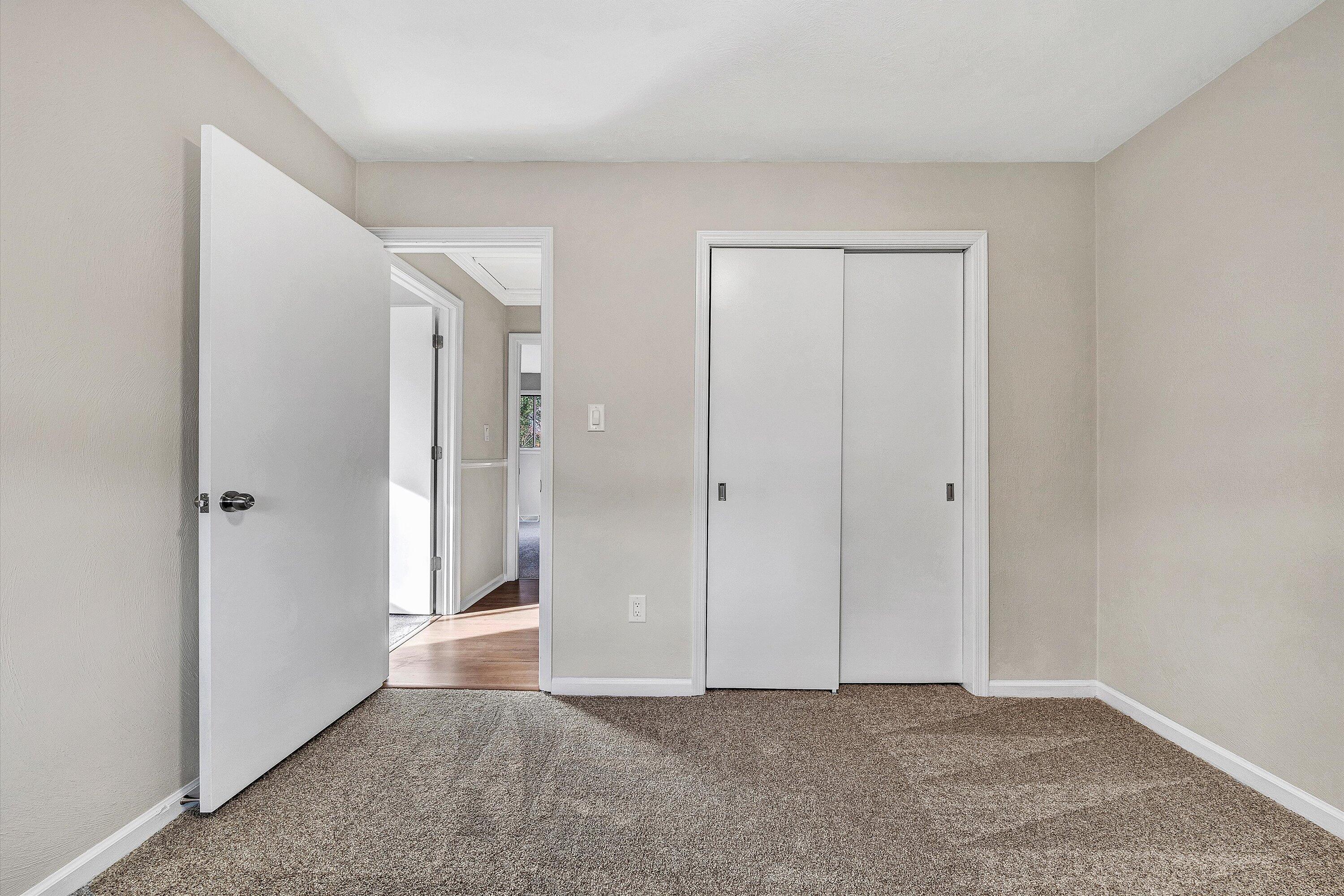 915 Halifax CIR