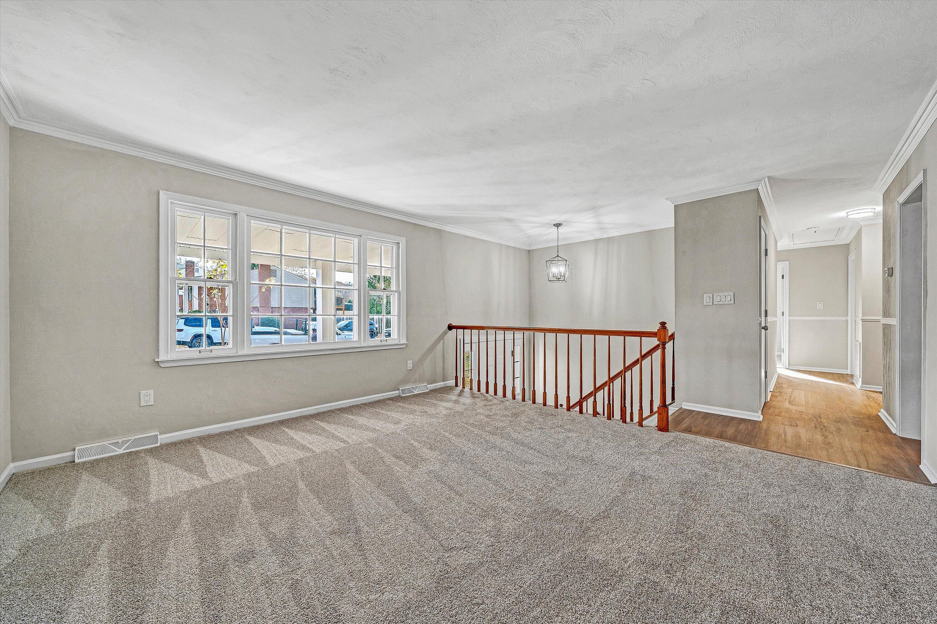 915 Halifax CIR