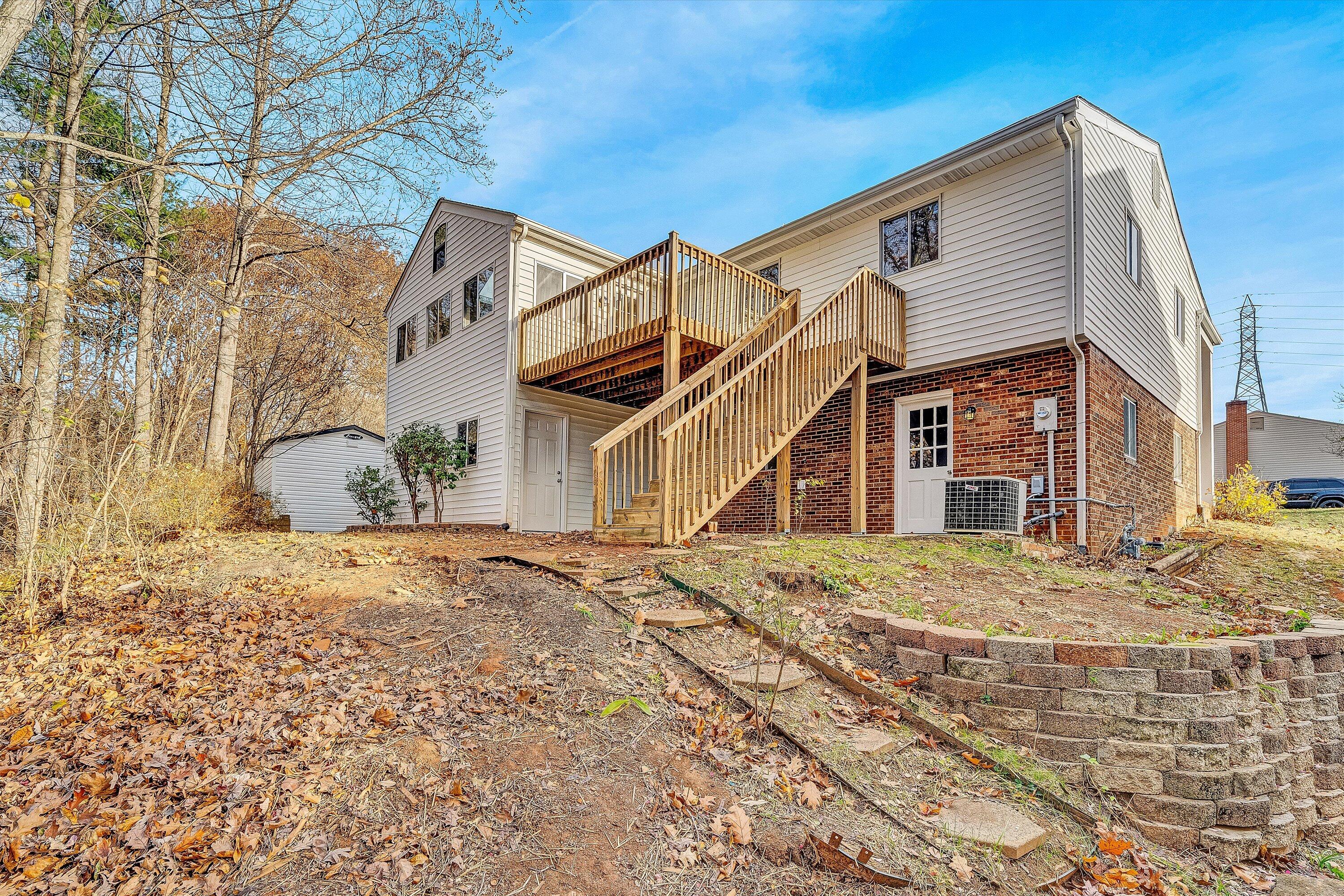 915 Halifax CIR