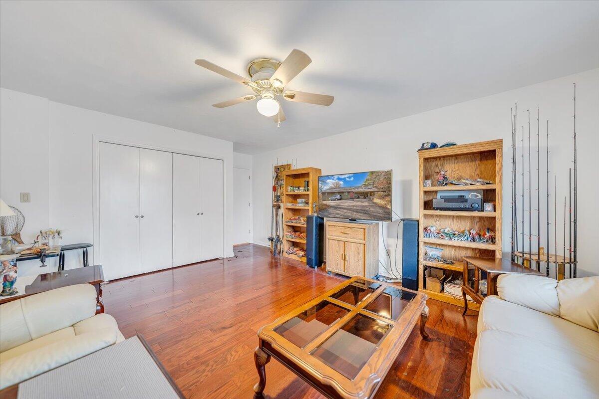 1884 Oak DR