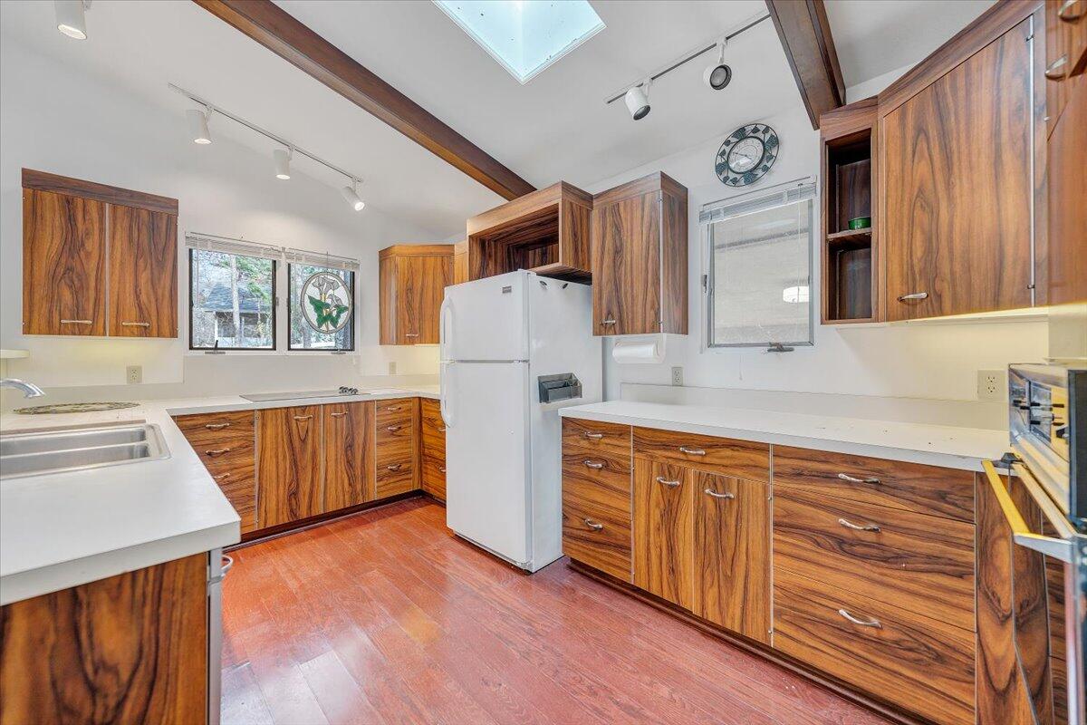 1884 Oak DR