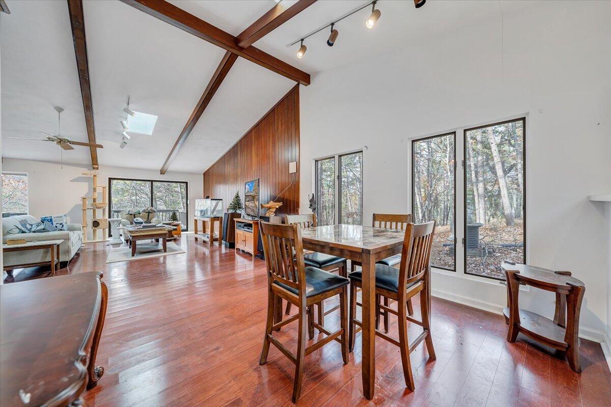 1884 Oak DR