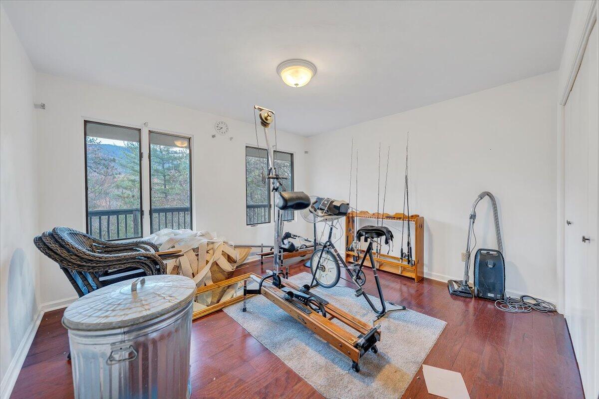 1884 Oak DR