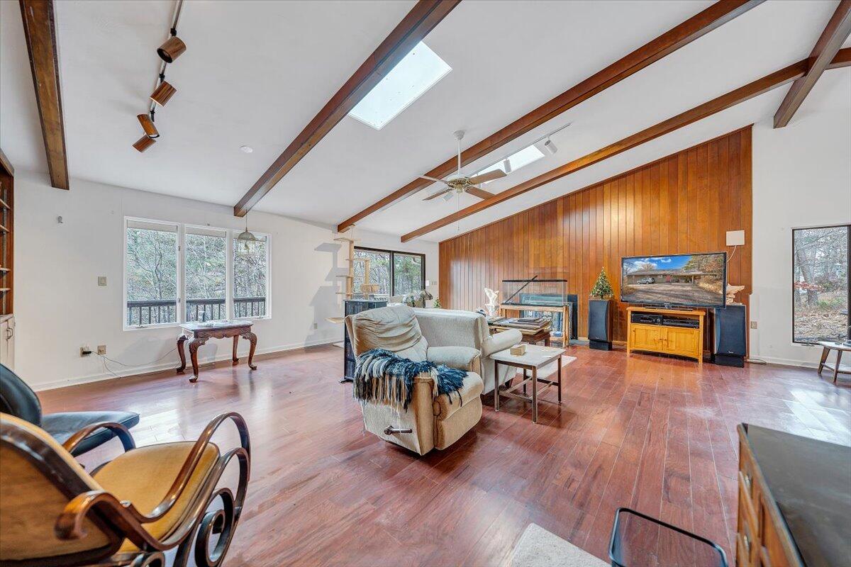 1884 Oak DR
