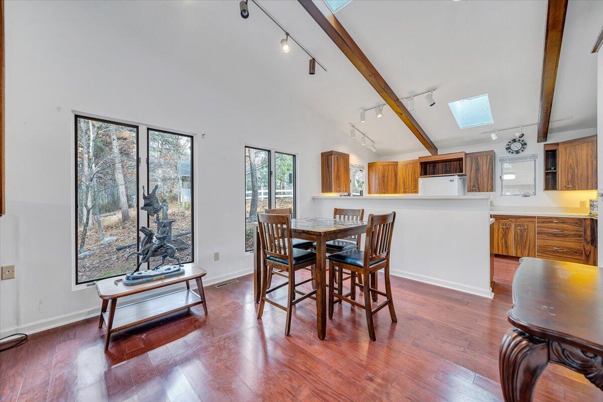 1884 Oak DR