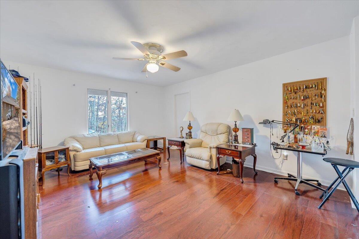 1884 Oak DR