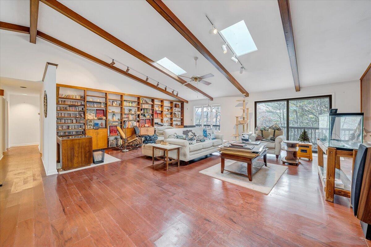 1884 Oak DR