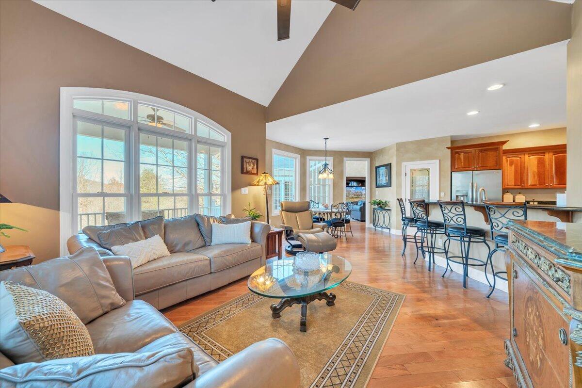 5565 Carons View LN
