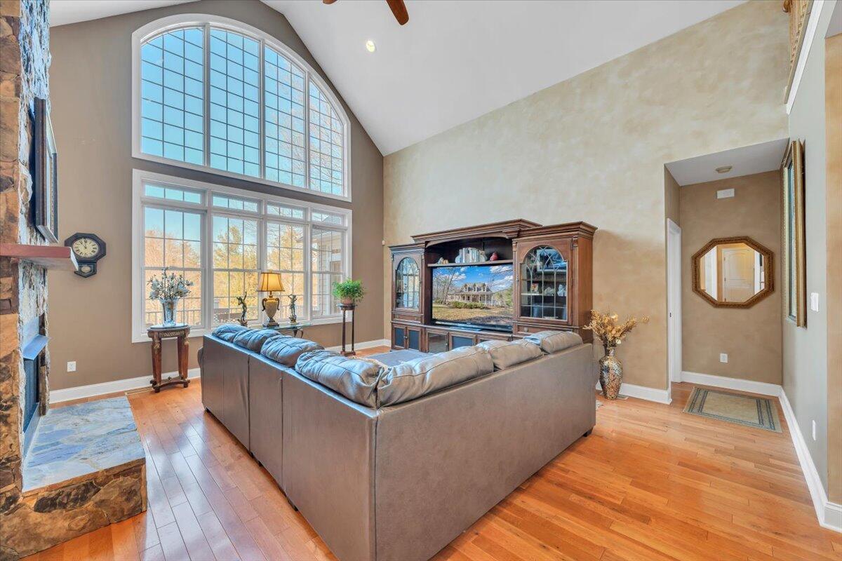 5565 Carons View LN