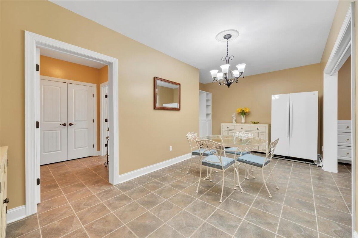 5565 Carons View LN