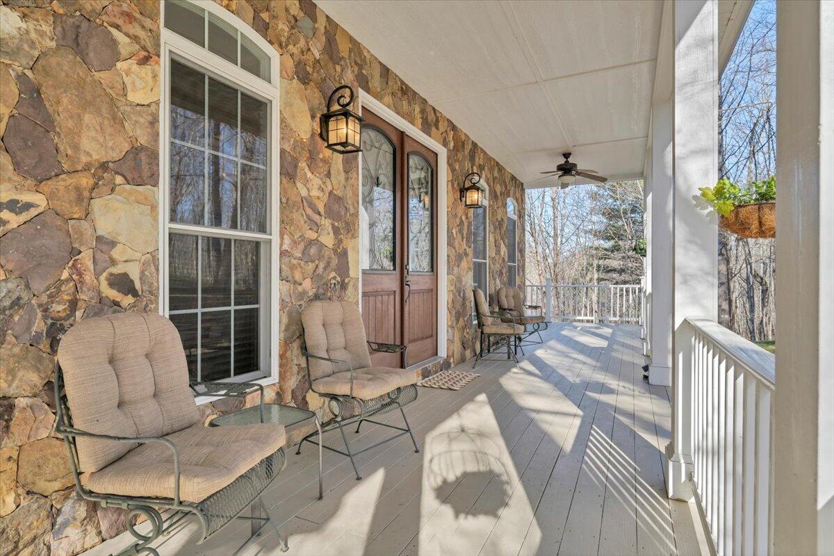 5565 Carons View LN