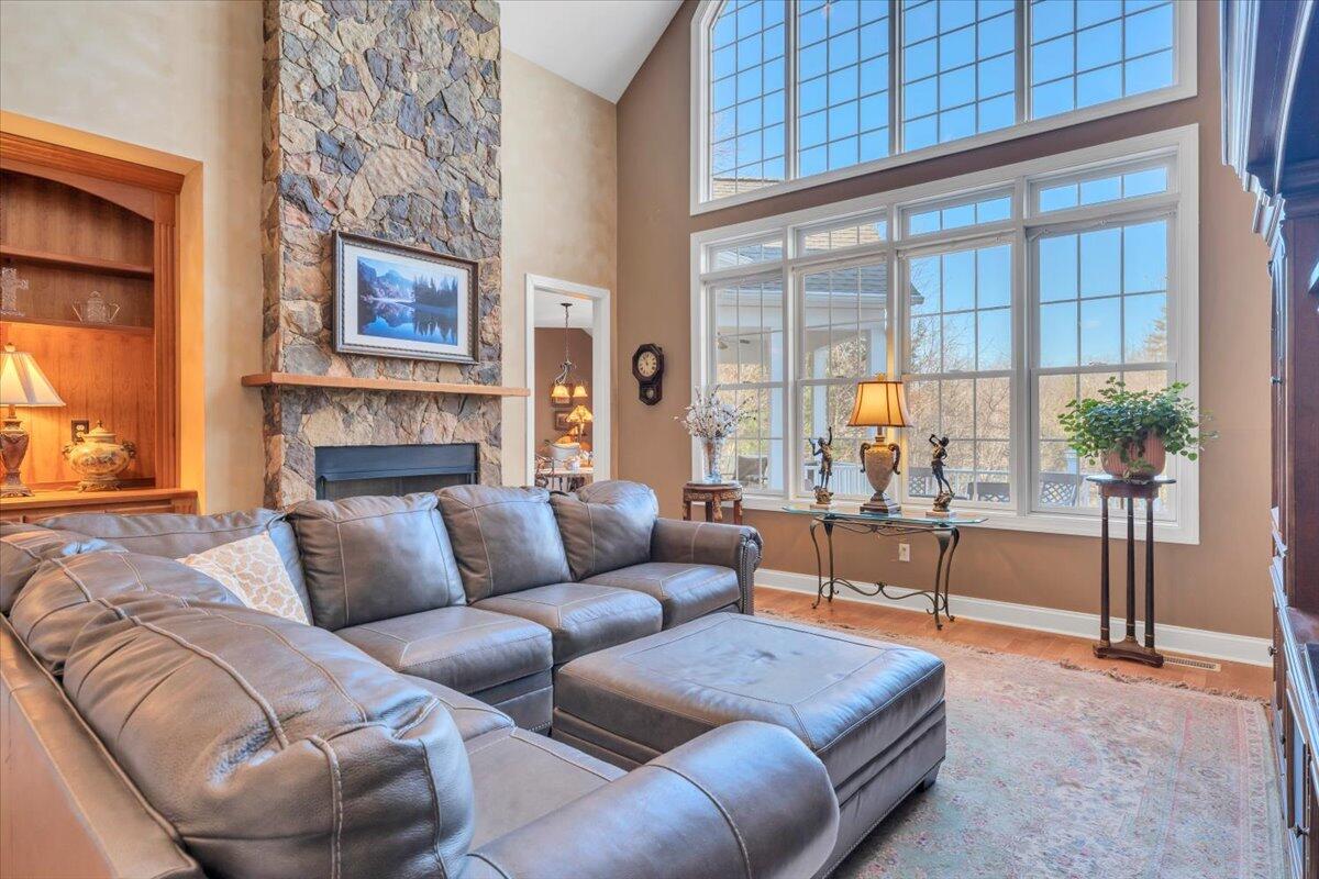 5565 Carons View LN