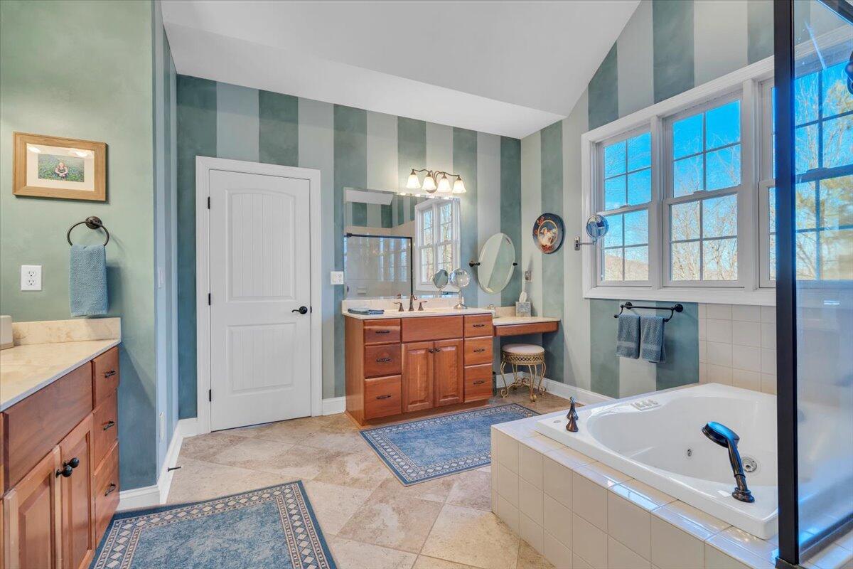 5565 Carons View LN