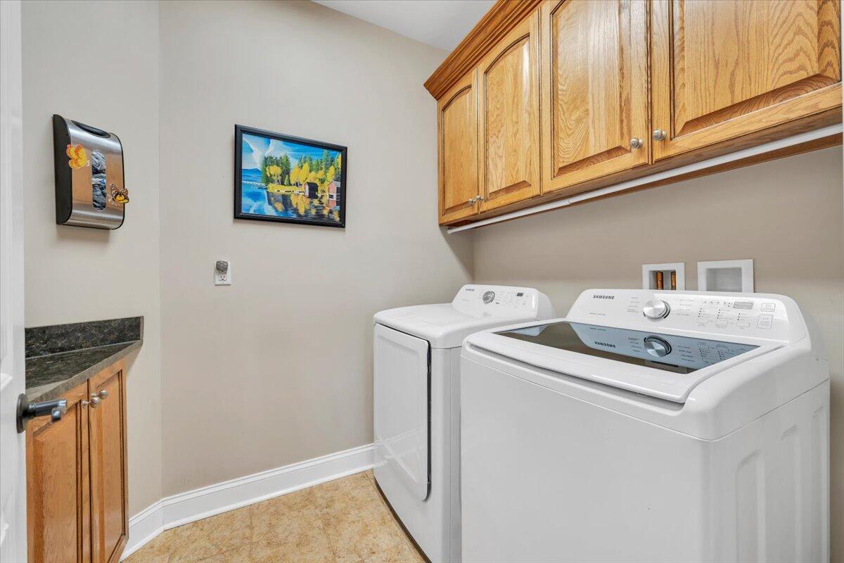 5565 Carons View LN