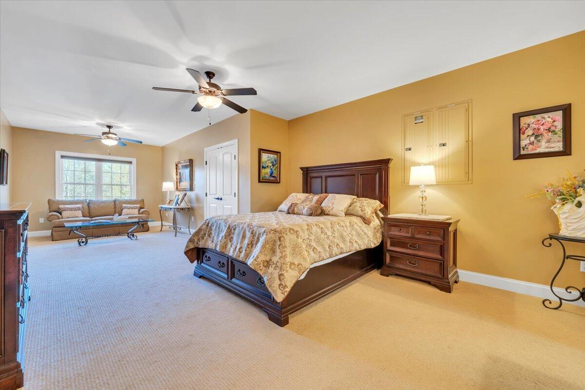 5565 Carons View LN