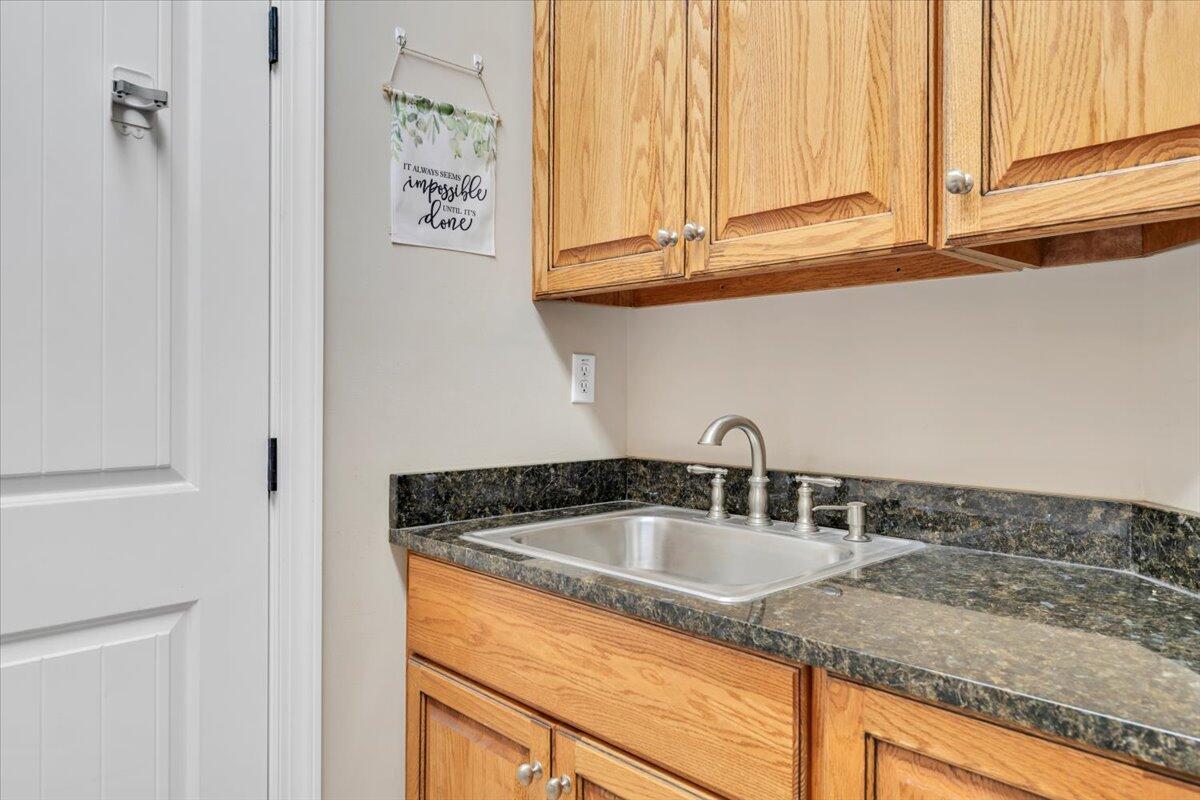 5565 Carons View LN