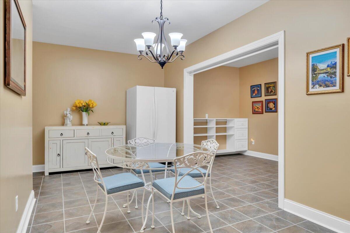 5565 Carons View LN