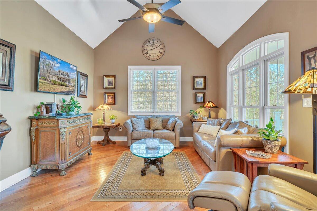 5565 Carons View LN