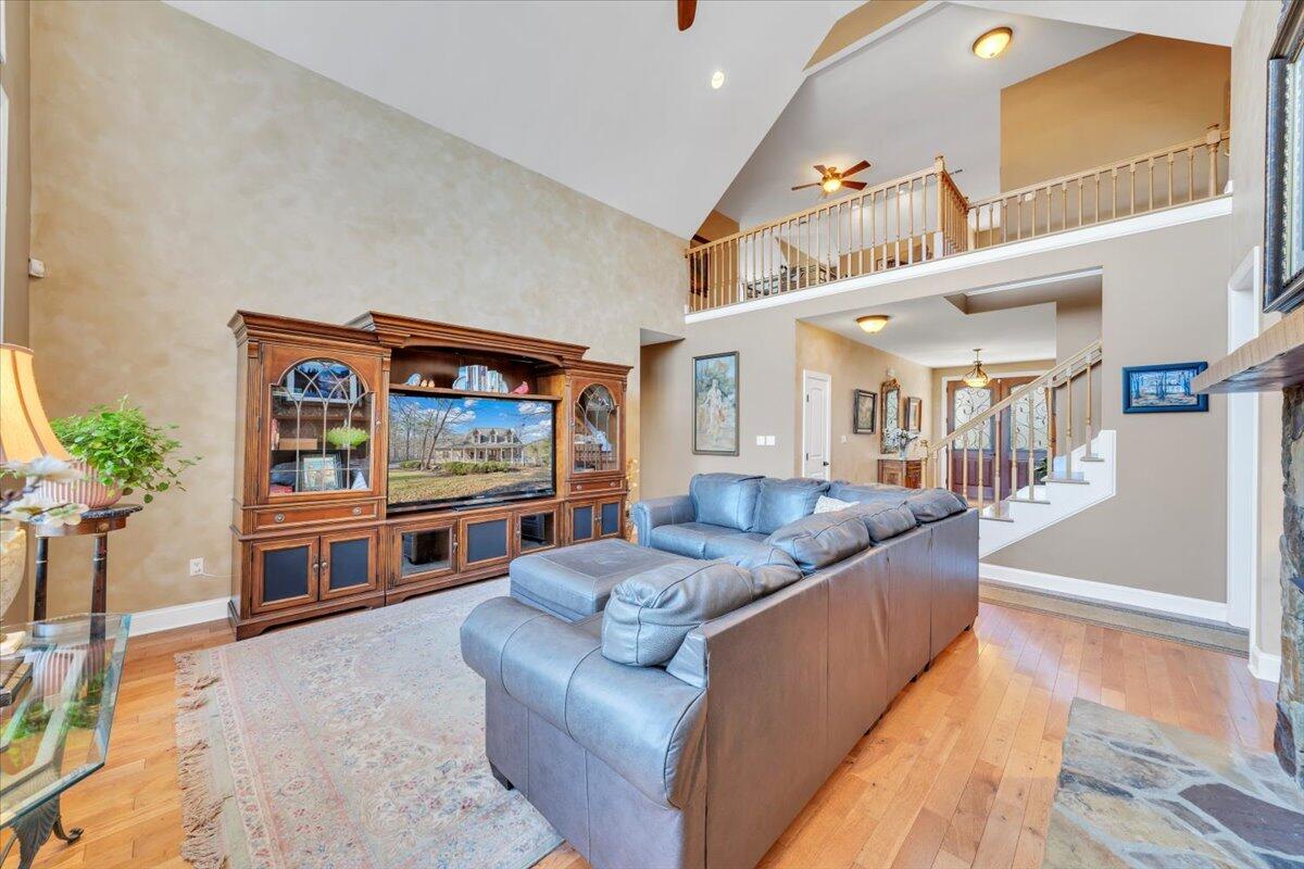 5565 Carons View LN
