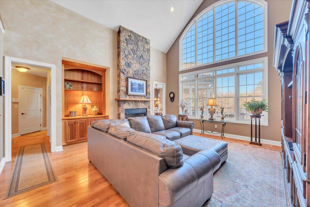 5565 Carons View LN