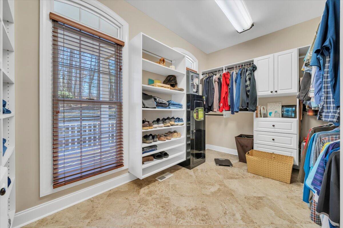 5565 Carons View LN