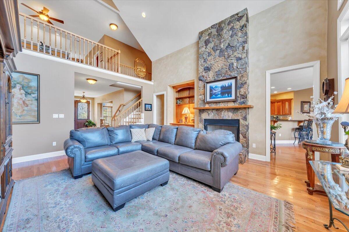 5565 Carons View LN