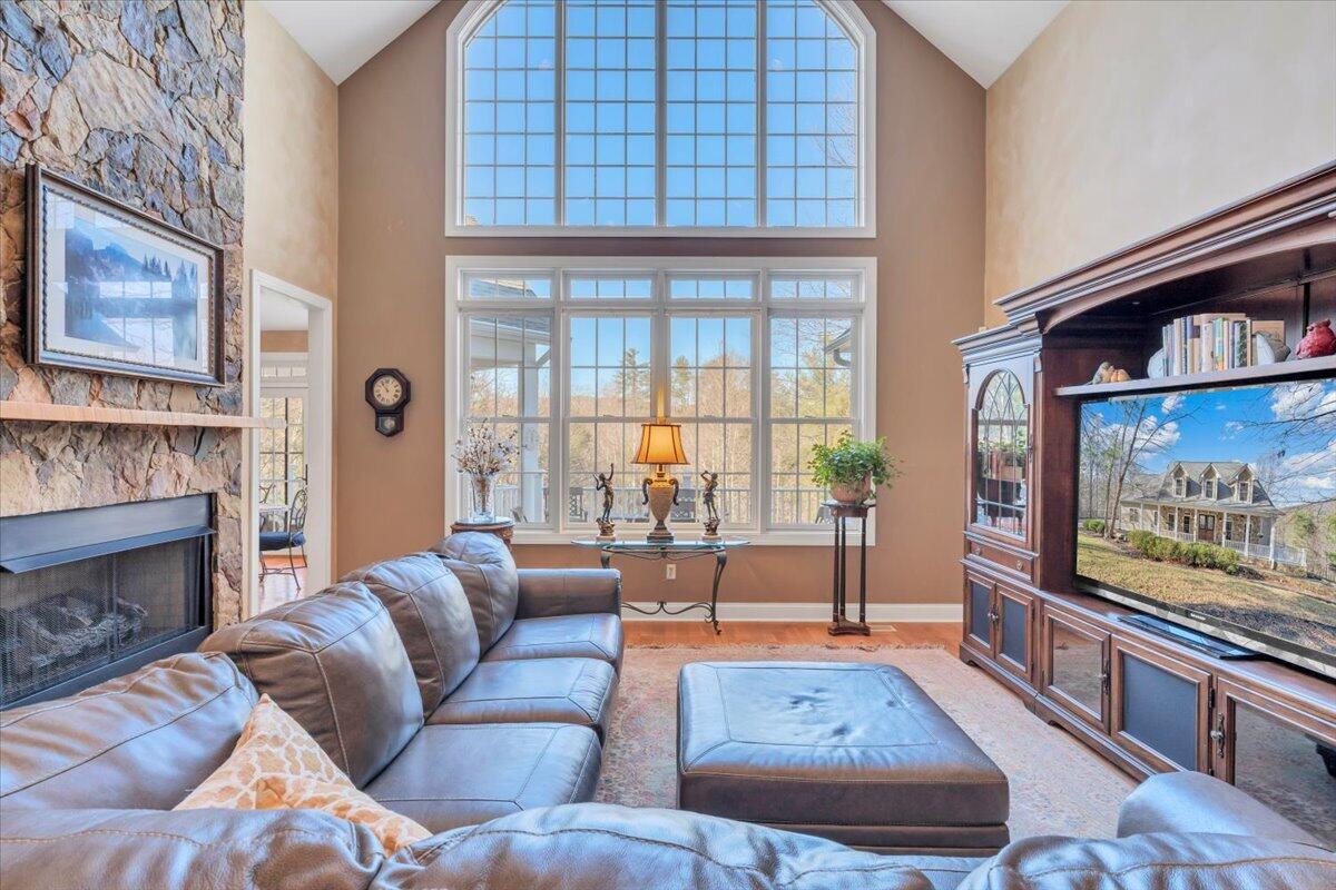 5565 Carons View LN