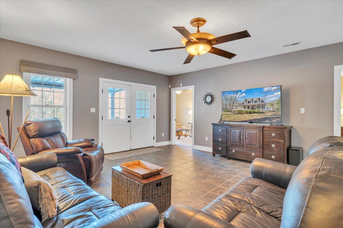 5565 Carons View LN