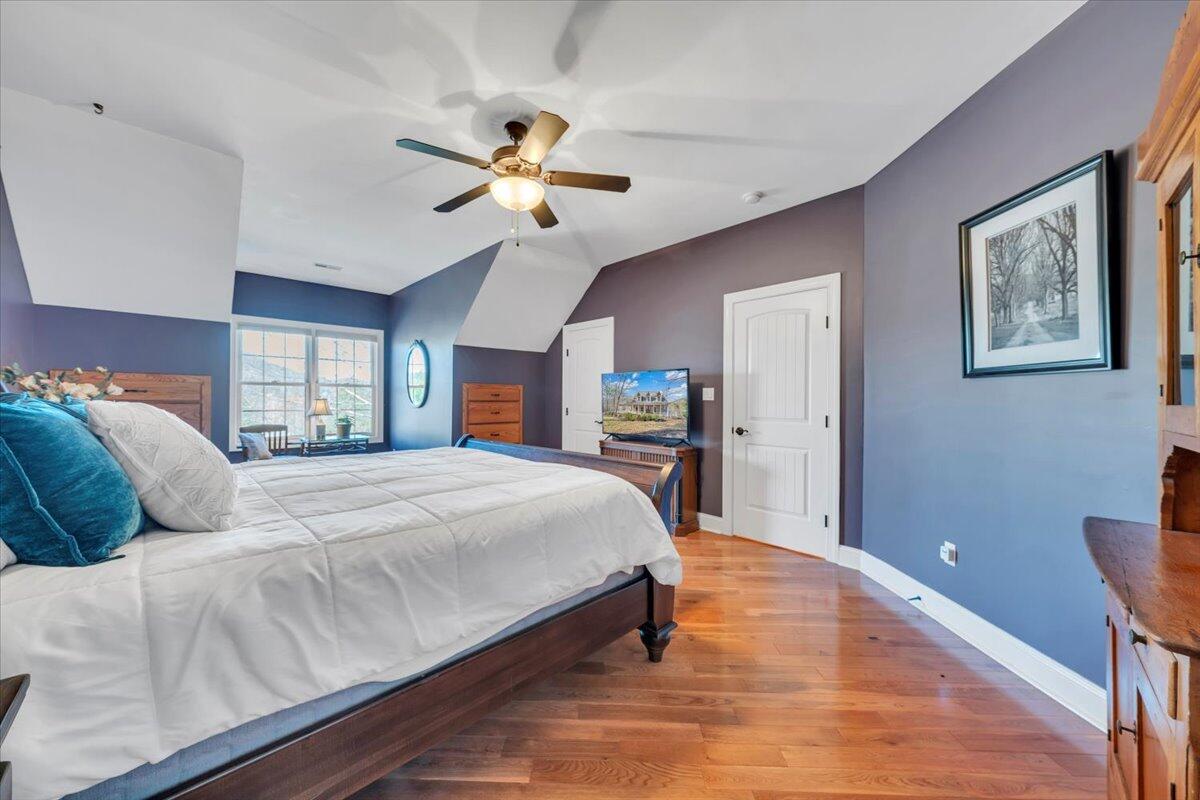 5565 Carons View LN