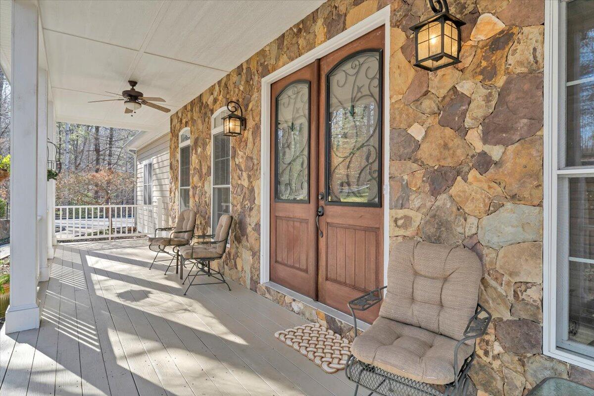 5565 Carons View LN