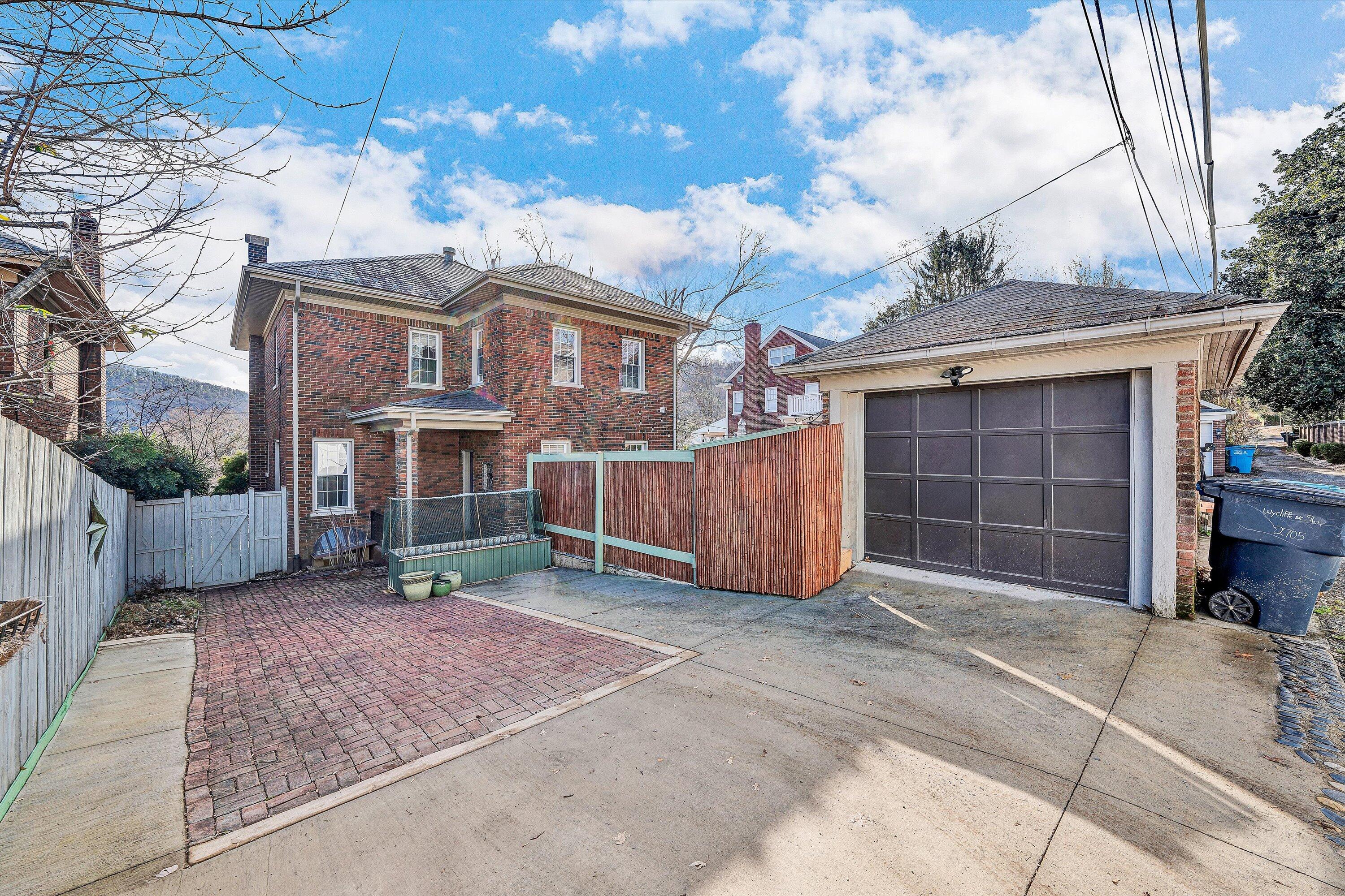 2705 Wycliffe AVE SW