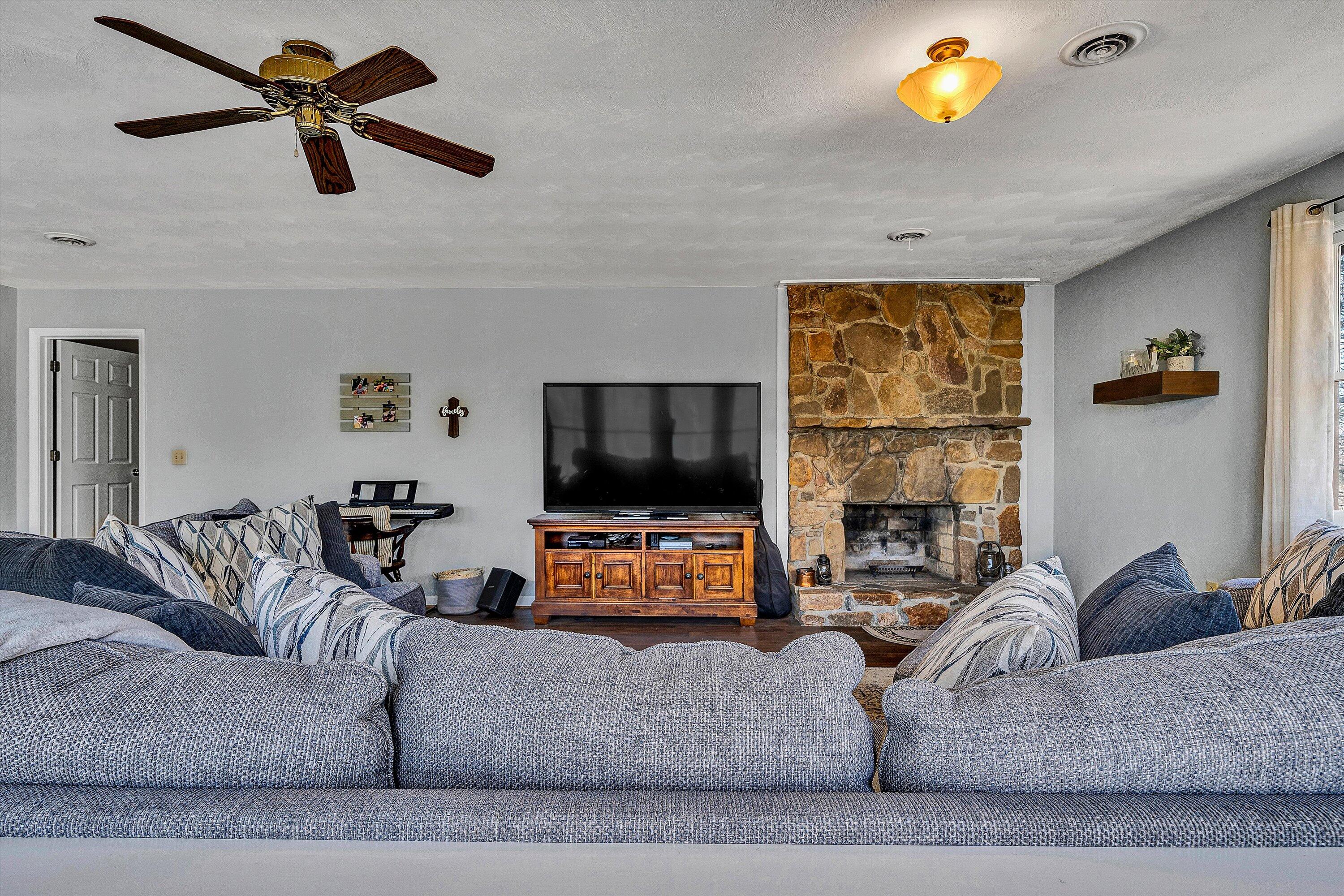 2770 Gravel Hill RD