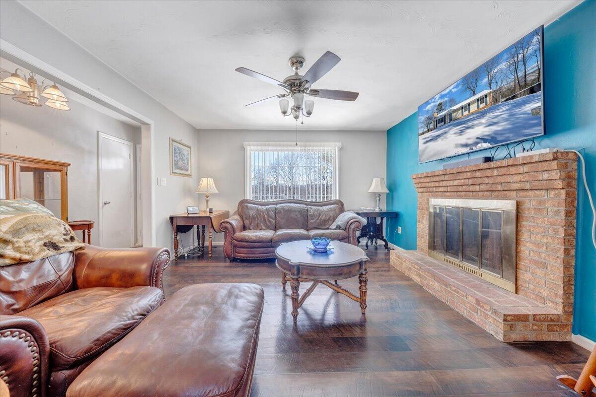 135 Silverbirch DR