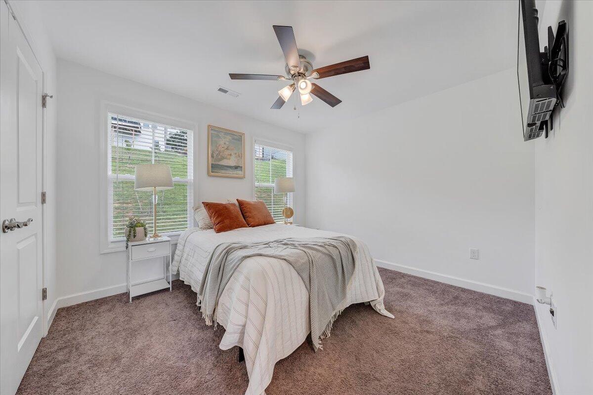 2130 Kings Walk DR NE