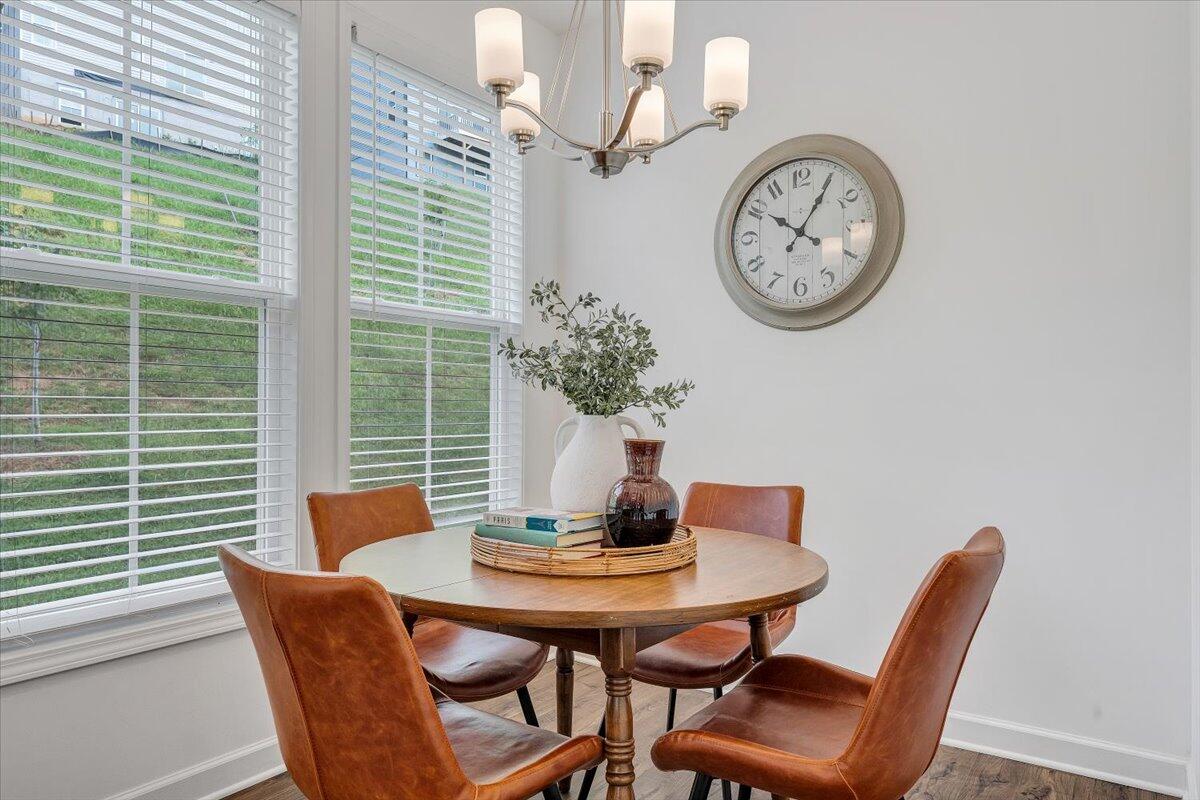 2130 Kings Walk DR NE