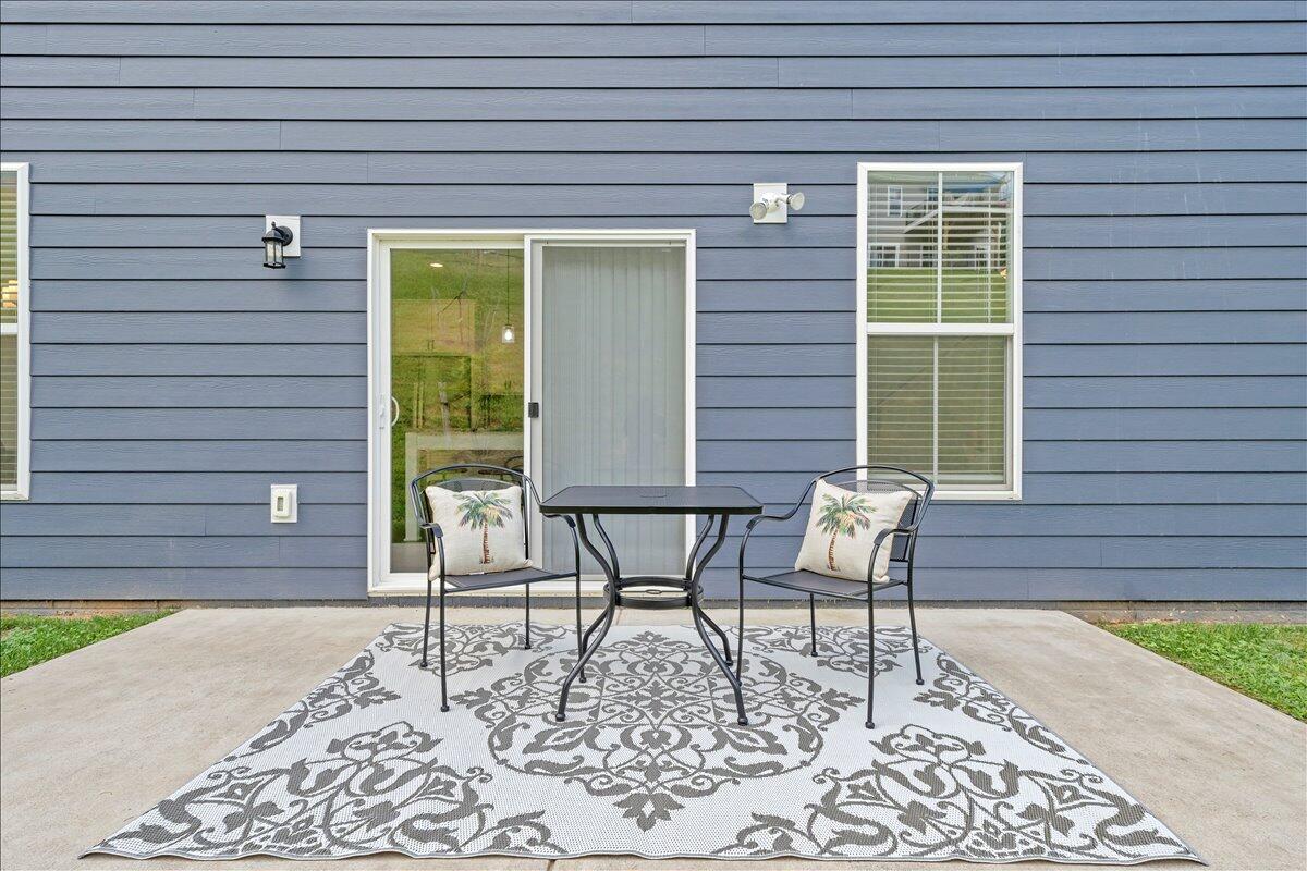 2130 Kings Walk DR NE