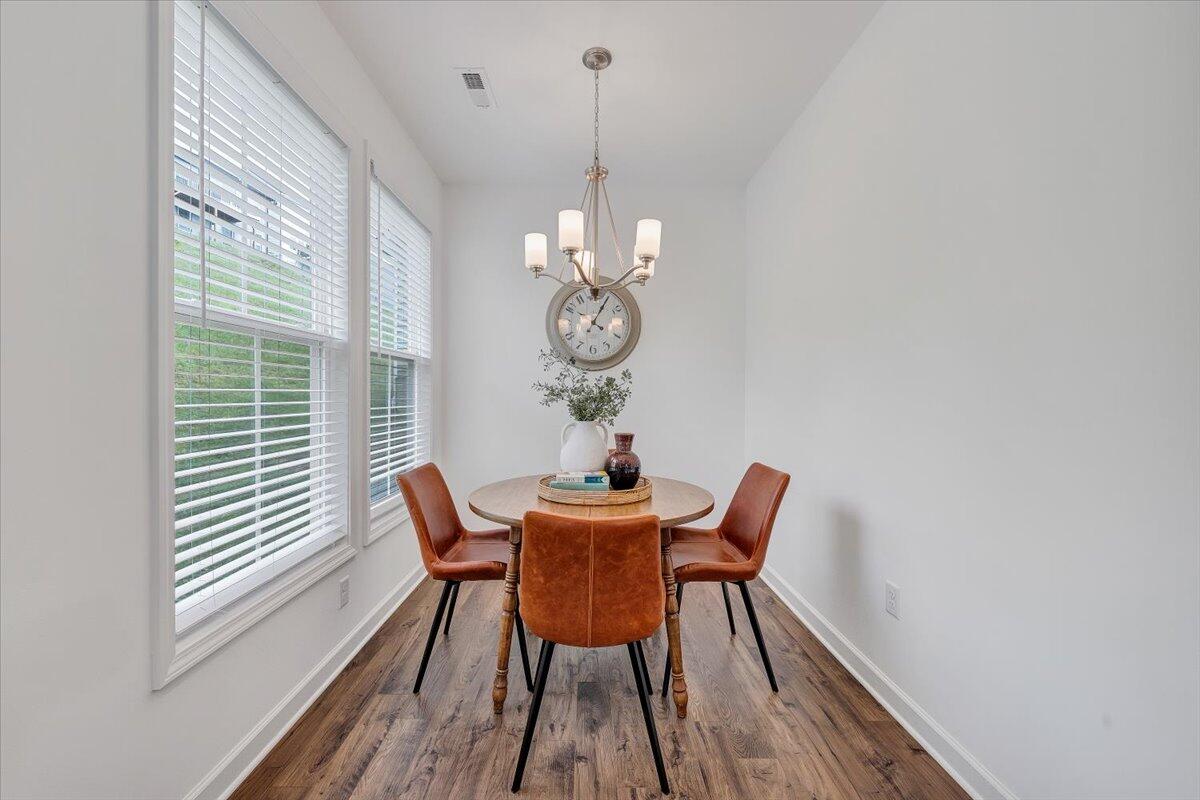 2130 Kings Walk DR NE